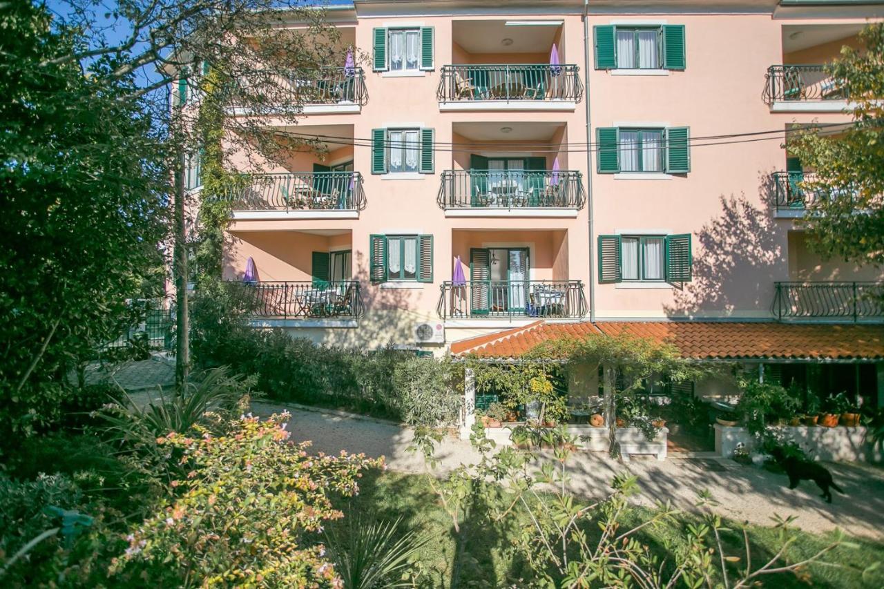 Villa Mareonda - Apartments Sussurro 罗维尼 外观 照片